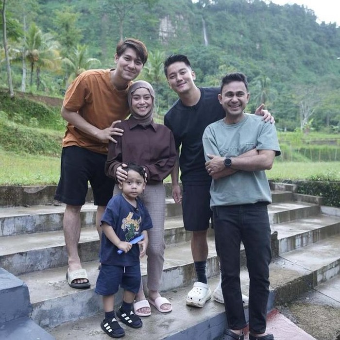 keseruan-lesti-kejora-dan-rizky-billar-mudik-dan-kulineran-di-cianjur-1745835345143