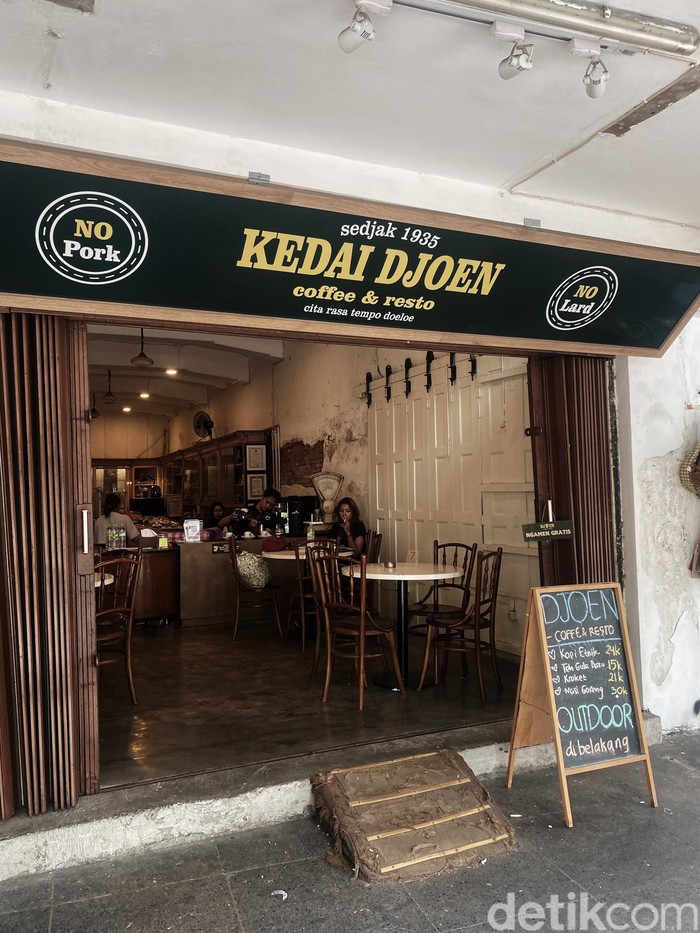 1746272922101-serunya-ngopi-di-kedai-kopi-vintage-berusia-90-tahun-di-jogja-1746178845765