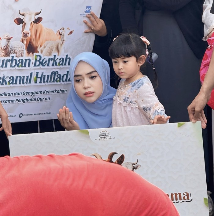 1749316041727-ria-ricis-dan-moana-saksikan-proses-penyembelihan-kurban-sapi-miliknya-1749269564788