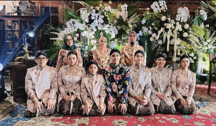 1750093746316-potret-mulan-jameela-makan-dan-rayakan-ultah-bareng-al-ghazali-1750075697357