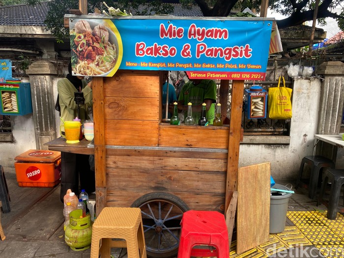 1751886517765-mie-ayam-pak-loso-legendaris-di-menteng-seporsi-cuma-rp-15-ribu-1751874205814