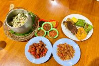 1752946005851-sedapnya-ayam-goreng-kuning-dan-prasmanan-sunda-legendaris-sejak-1989-1752833326734