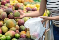 1753273448108-bukan-pakai-uang-di-kota-ini-bisa-jajan-makanan-pakai-mangga-1753260393766