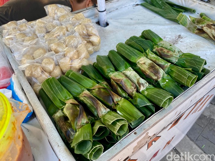 1754716183204-puas-jajan-martabak-semok-hingga-bacimut-pizza-viral-di-stasiun-tebet-1754648520076