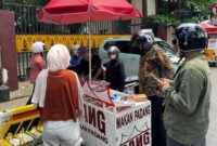 1755430983441-pedagang-nasi-padang-keliling-di-area-kantor-gubernur-sumsel-1755264786631_169