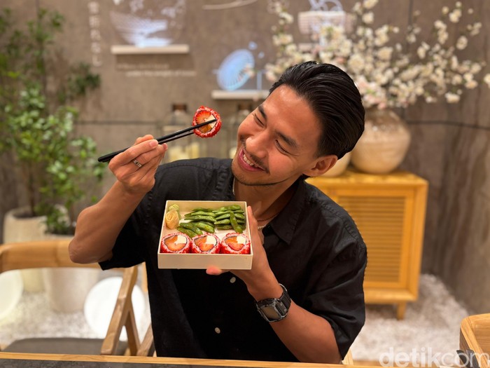 1755842296296-sushi-buah-dari-sushi-hiro-x-chalton-ciptadi-1755254959786