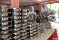 1756274467140-siswa-smkn-4-jogja-mengembalikan-wadah-makan-program-makan-bergizi-gratis-mbg-senin-1722025_169
