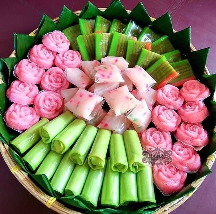 1756921532371-10-kue-tradisional-indonesia-ini-ternyata-punya-ciri-khas-warna-pink-hijau-1756891936170