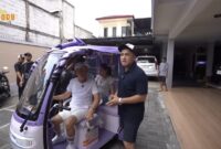 1758390088876-demi-pecak-ikan-ayah-ojak-irfan-hakim-naik-bajaj-listrik-bareng-ayu-ting-ting-1758354105729