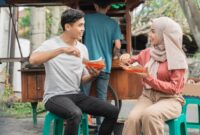 1758541723335-ilustrasi-makan-bersama-pasangan-1758538575893_169