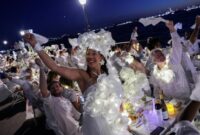 1758563034615-makan-malam-rahasia-serba-putih-diner-en-blanc-kembali-hiasi-new-york-1758512275052_169