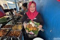 1758607718084-mbak-may-pemilik-warung-kongde-surabaya-yang-viral-dengan-nasi-madura-dengan-nama-menu-saru-saat-menunjukkan-inovasi-menunya-n-1758527451739_169