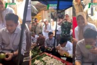 1758894607199-gibran-makan-pempek-1758863601962_169