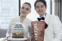 1760118578621-pose-kenny-austin-suami-amanda-manopo-saat-santai-minum-kopi-1760093034438