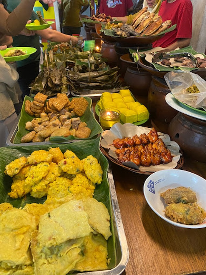 1760615487676-raos-pisan-10-warung-prasmanan-sunda-aneka-lauk-yang-nikmat-dan-murah-1760595242805