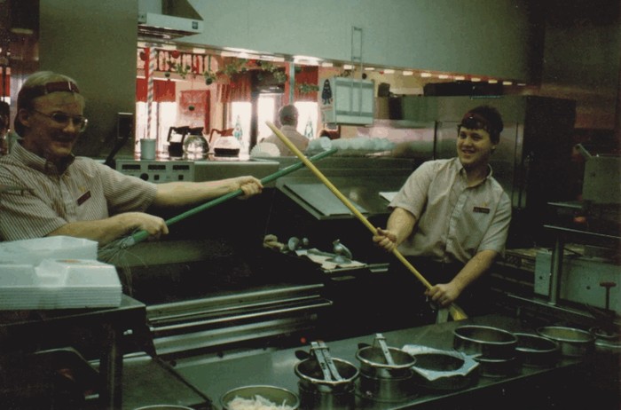 1760701331972-fast-food-tahun-1980an-1760596060411