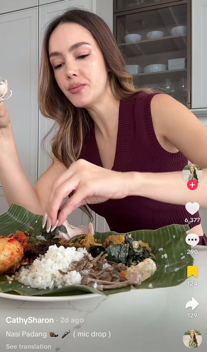 1760809313089-cathy-sharon-nikmat-makan-nasi-padang-1760784733086