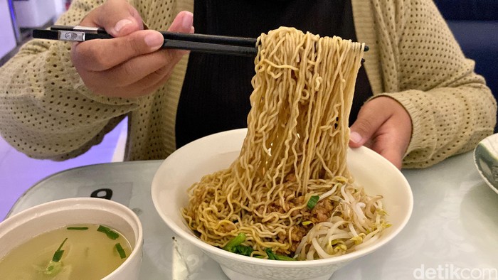 1761479036359-the-noodle-jet-cafe-makan-mie-serasa-di-pesawat-dilayani-pramugari-1