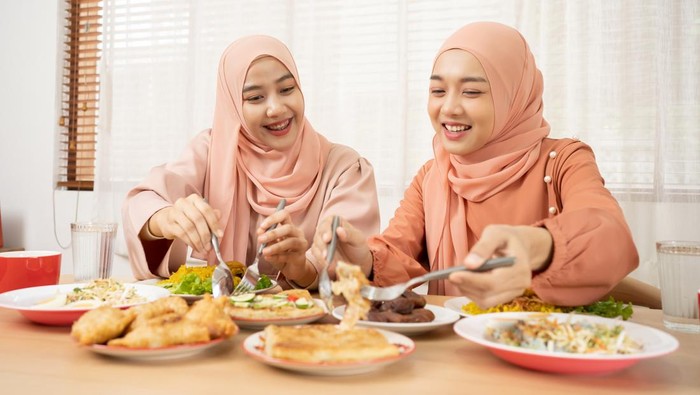 1761890228646-wanita-muslim-makan-1749092267463_169
