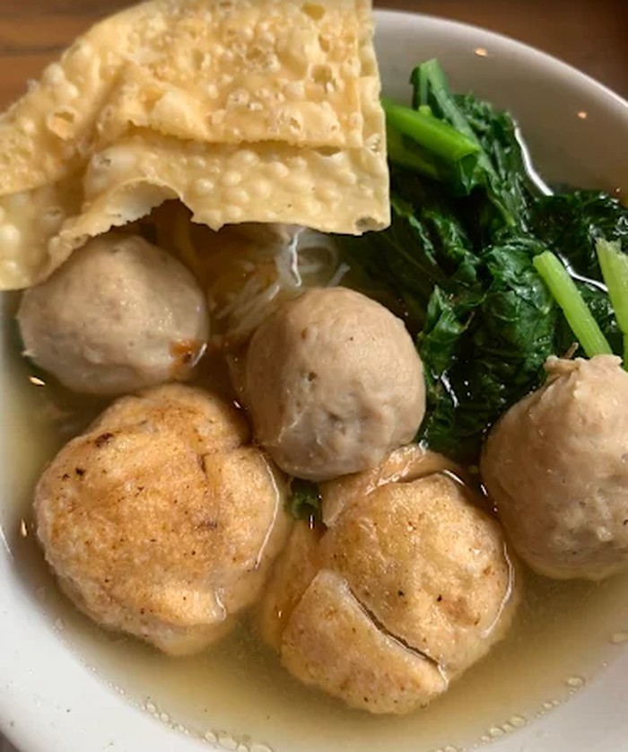 1762430256696-bakso-legendaris-halal-di-solo-1762405760583