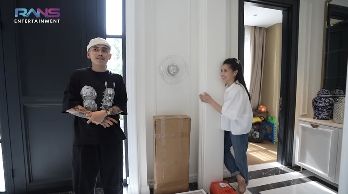 1762537351944-momen-nagita-slavina-dan-aloy-jadi-barista-adu-skil-bikin-latte-art-1762505246390