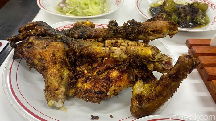 1762602415018-sajian-ayam-bekakak-bakar-rumah-makan-abah-harja-1761388758303_169