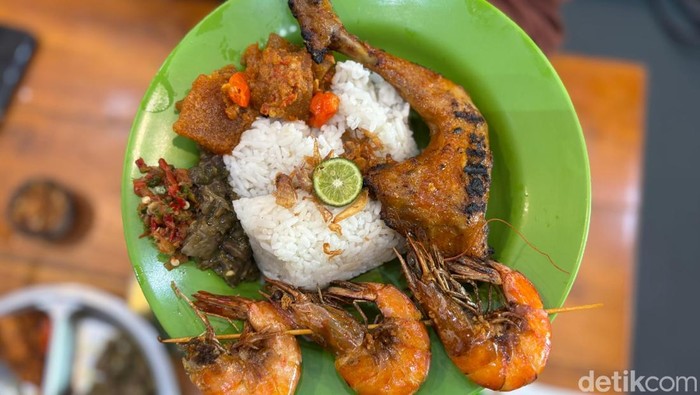 1762948429085-nasi-uduk-dan-ayam-goreng-lahap-di-tanjung-duren-jakarta-barat-1762921684388_169