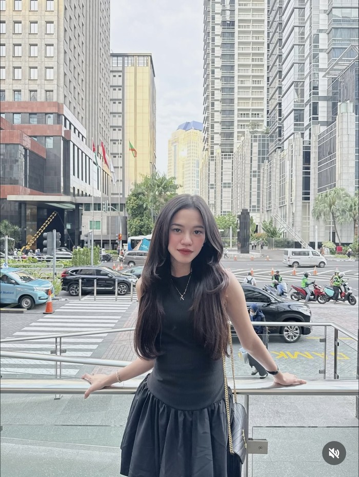 1763142534079-pose-cantik-ummi-quary-saat-makan-nasi-lemak-hingga-sate-wagyu-1763110395583