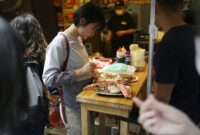 1763485608117-berburu-ragam-kuliner-di-bekas-pasar-ikan-tokyo-3