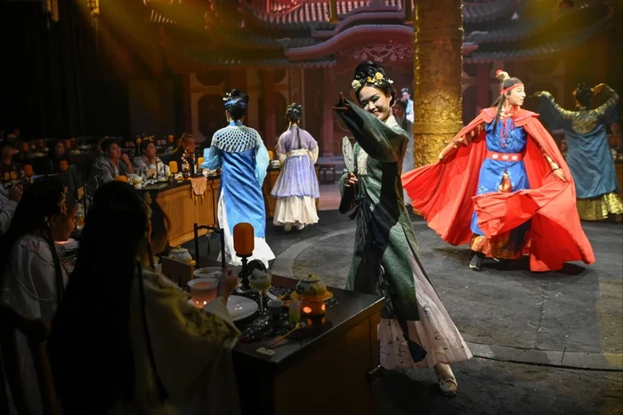 1763809597997-restoran-ini-bikin-pengunjung-serasa-jadi-bangsawan-dinasti-kuno-1763792012586