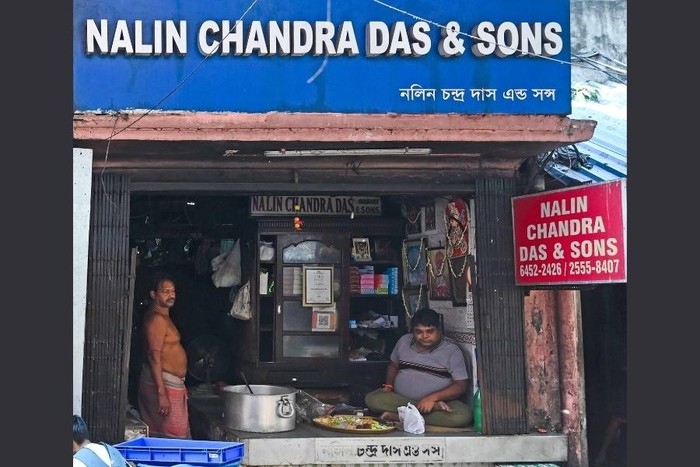 1763896151338-toko-legendaris-berusia-200-tahun-ini-jual-manisan-harga-rp-180-perak-saja-1763793278619