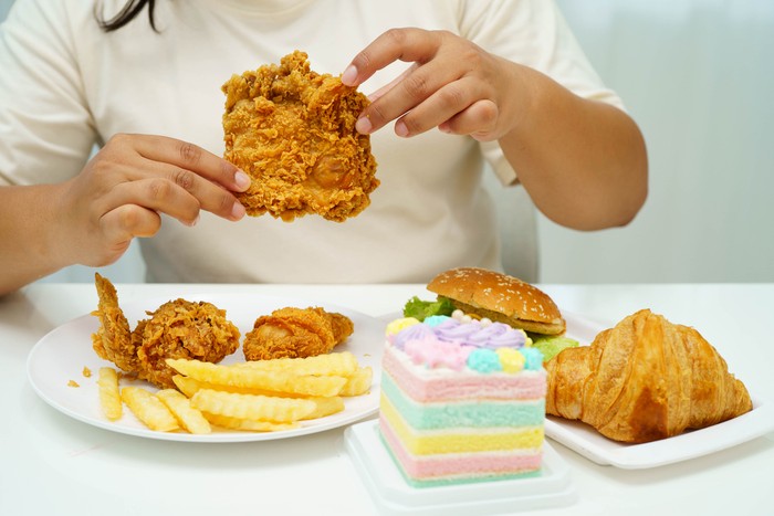 1764090477407-kebanyakan-makan-junk-food-bisa-picu-risiko-depresi-hingga-50-1764055261758