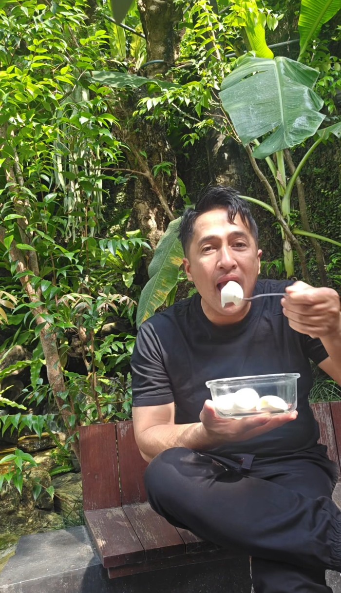 1764263287740-irfan-hakim-puas-makan-nasi-bejeg-hingga-pecak-gurame-saat-kulineran-1764232059577