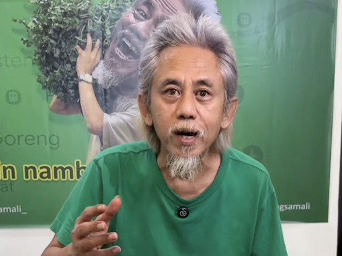 1764781669162-potret-kenangan-epy-kusnandar-saat-semangat-jualan-jukut-goreng-1764760971505_43