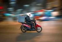 1764954495094-gaji-rp-463-juta-setahun-ditinggal-pria-ini-pilih-jadi-pengantar-makanan-1764919451784