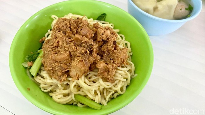 1765019251390-bakmi-bbt-kenikmatan-bakmi-dan-bakso-goreng-gurih-di-matraman-sejak-1978-1753246572950_169