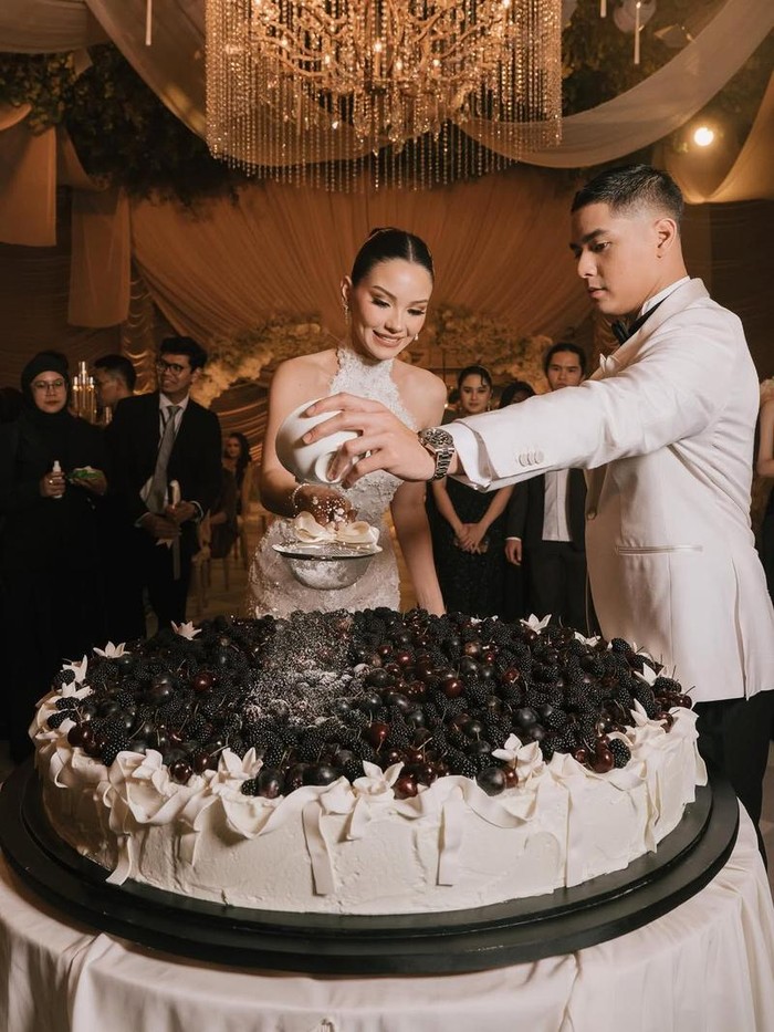 1765191986872-pesta-pernikahan-1765184098518