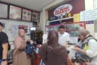 1765192008097-setengah-abad-kanung-bakery-jejak-aroma-timur-tengah-di-kampung-empang-1765168203168_169