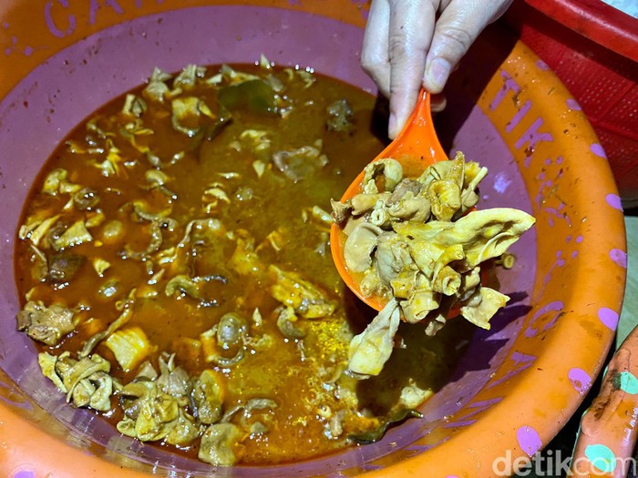 1765515982351-warung-mbok-rip-puedes-pol-sego-kikil-dan-uritan-kuliner-malam-legendaris-4