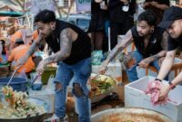 1765537598711-keren-king-abdi-masak-6000-porsi-makanan-untuk-korban-bencana-sumatera-1765525720288_169