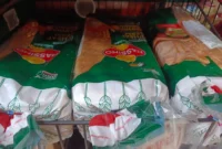 1765537665611-pegawai-supermarket-diduga-letakkan-rokok-menyala-di-atas-roti-1765523244855