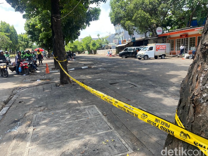 1765537667285-potret-terkini-puluhan-warung-makan-di-kalibata-hangus-imbas-ricuh-matel-1765522997672