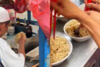 1765537670565-potret-warung-mie-babi-viral-di-bandung-yang-penjualnya-pakai-atribut-muslim-1765443223476_169