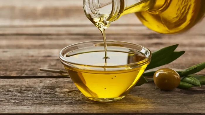 1765623994641-jejak-minyak-zaitun-pada-gerabah-1765556434779_169