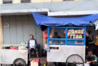 1765624060764-potret-warung-mie-babi-viral-di-bandung-yang-penjualnya-pakai-atribut-muslim-1765443223929_43