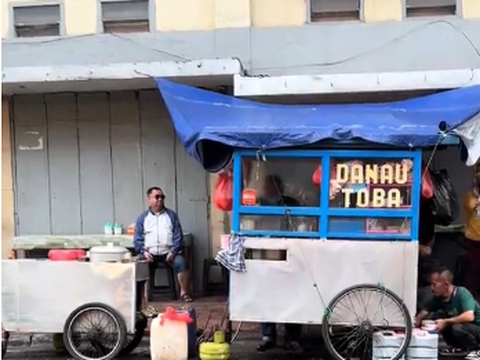 1765624060764-potret-warung-mie-babi-viral-di-bandung-yang-penjualnya-pakai-atribut-muslim-1765443223929_43