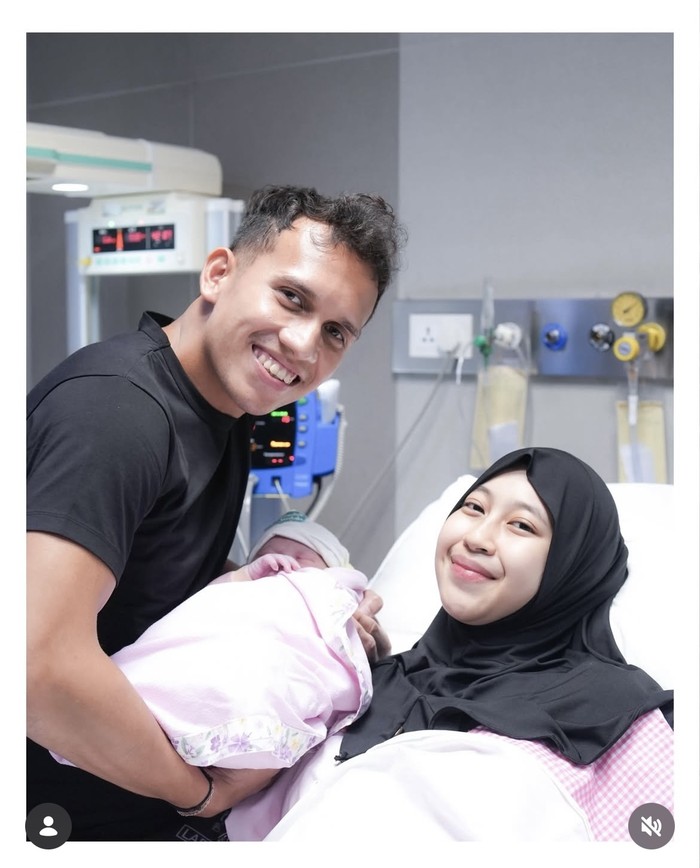 1765645557686-potret-khanza-saat-cafe-hopping-cicip-kopi-dan-dessert-cantik-1765632558732