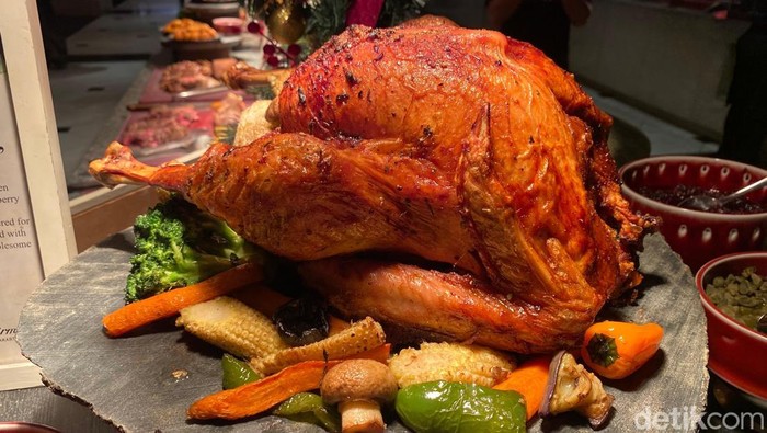 1765883187574-buffet-natal-di-hotel-bintang-5-jakarta-ada-roasted-wagyu-hingga-seafood-tower-1765872900087_169