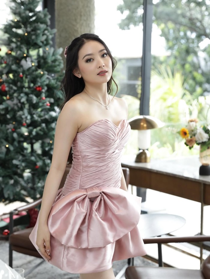 1765991186223-cantiknya-natasha-wilona-saat-rayakan-ultah-ke-27-dengan-kue-pink-1765957199730