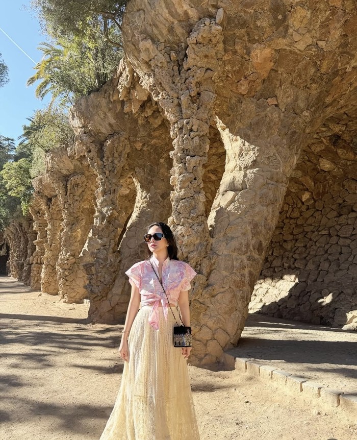 1765991187374-shandy-aulia-liburan-mewah-di-spanyol-makan-steak-hingga-caviar-1765979669061